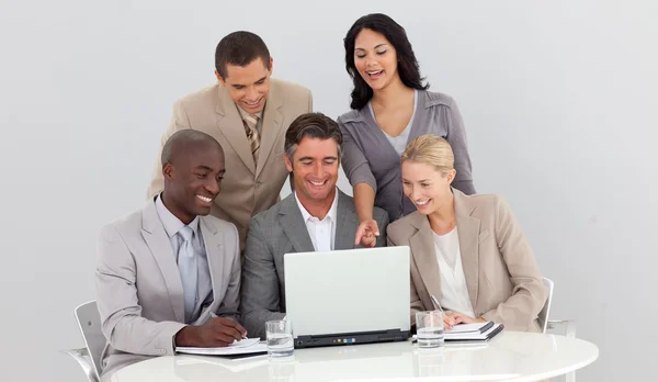 Equipe de negócios multi-étnica estudando números de vendas — Fotografia de Stock