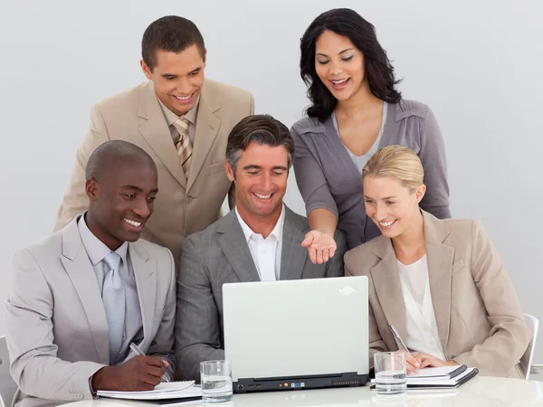 Многонациональная бизнес-команда работает в офисе вместе — стоковое фото