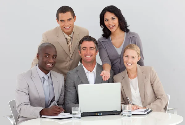 Multietniska business team som arbetar på kontoret — Stockfoto