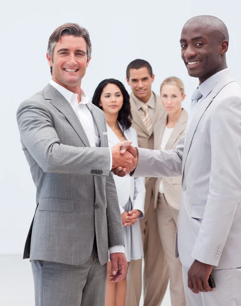 Uomini d'affari sorridenti che si stringono la mano — Foto Stock