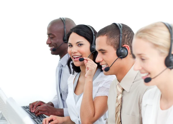 Brunette zakenvrouw en haar team werken in een callcenter — Stockfoto