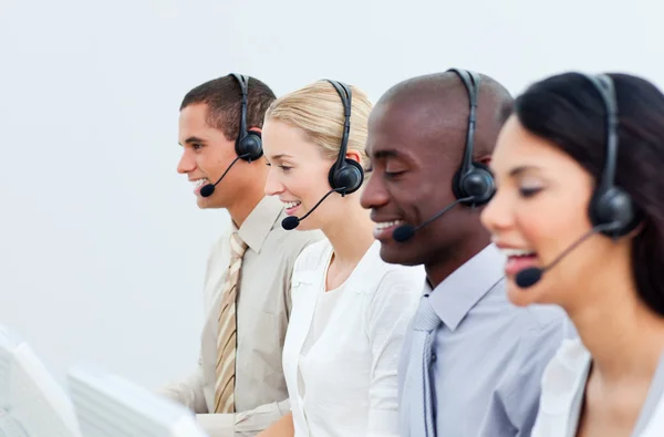 Multietniska företag arbetar i ett callcenter — Stockfoto