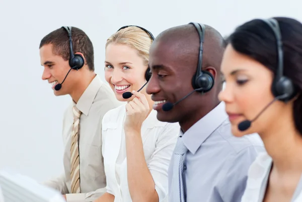 Um negócio diversificado que trabalha em um call center — Fotografia de Stock