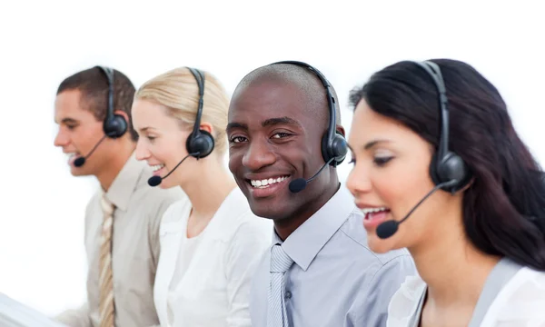 Negócios competitivos trabalhando em um call center — Fotografia de Stock