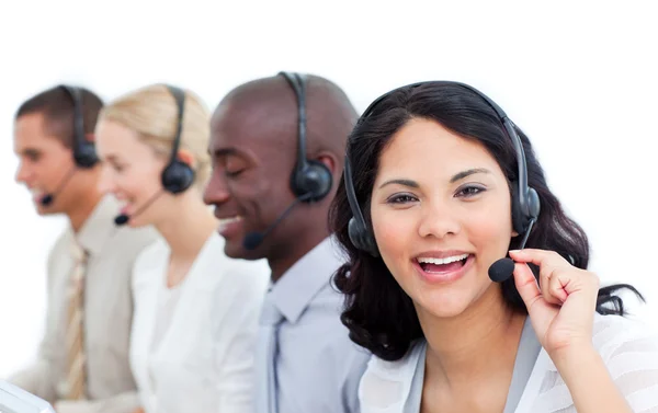 Empresária atraente e sua equipe trabalhando em um call center — Fotografia de Stock
