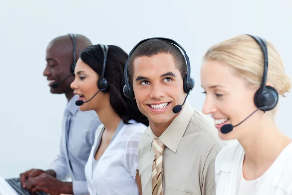 Leende företag arbetar i ett callcenter — Stockfoto