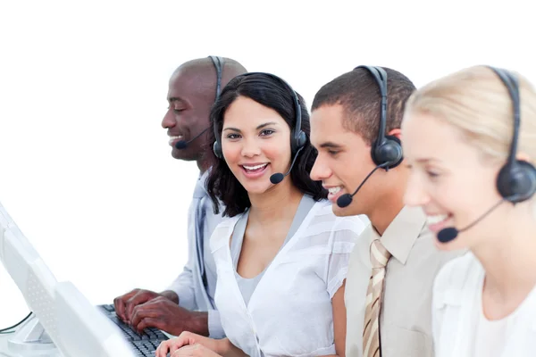 Brunette vrouw en haar team werken in een callcenter — Stockfoto