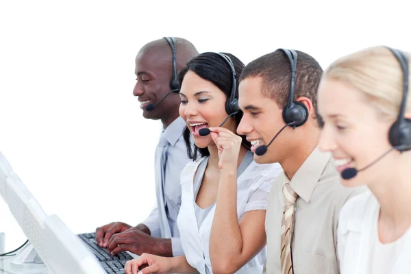 Lachende vrouw en haar team werken in een callcenter — Stockfoto