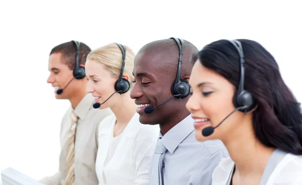 Positieve business team dat werkt in een callcenter — Stockfoto