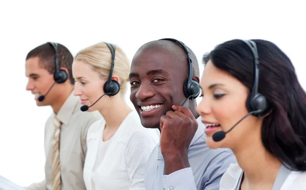 Homem atraente e sua equipe trabalhando em um call center — Fotografia de Stock