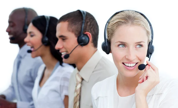 Equipo de negocios internacional hablando con auriculares — Foto de Stock