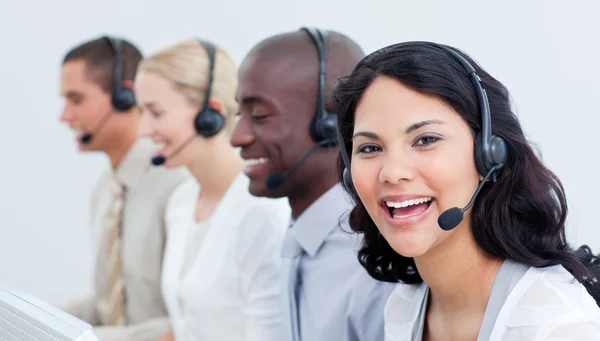 Uma equipe de negócios diversificada falando sobre headset — Fotografia de Stock