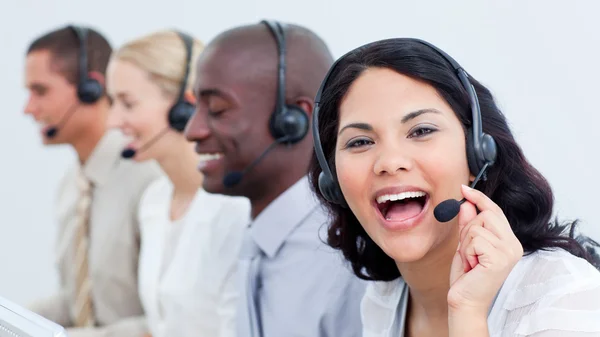 Equipe de negócios feliz em um call center — Fotografia de Stock