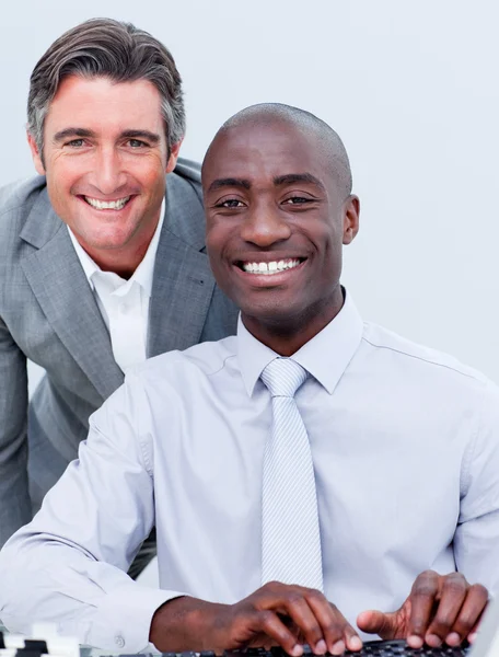 Ler mogna affärsman att hjälpa sin kollega — Stockfoto