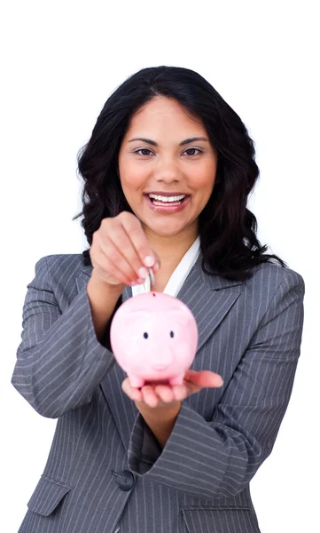 Fröhliche Geschäftsfrau spart Geld im Sparschwein — Stockfoto
