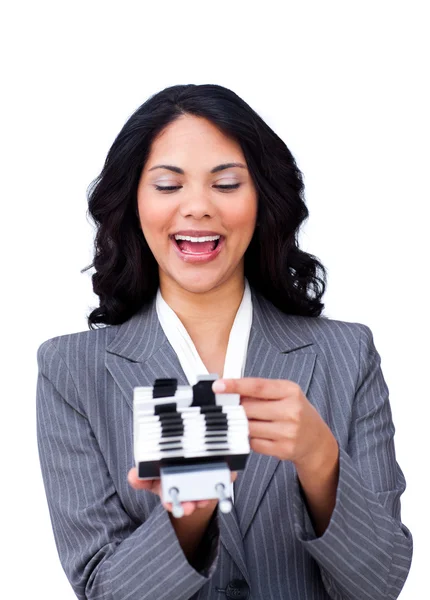 Enthousiaste zakenvrouw raadpleging van een Visitekaartjeshouder — Stockfoto