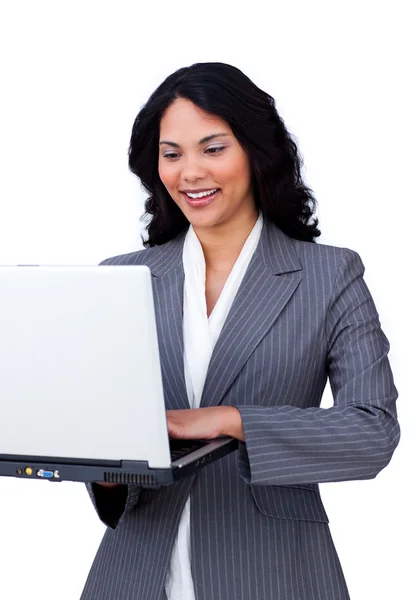 Empresária alegre usando um laptop — Fotografia de Stock