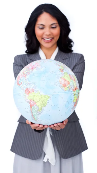 Mulher de negócios étnica sorrindo para o negócio global — Fotografia de Stock
