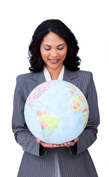 Empresária étnica confiante sorrindo para os negócios globais — Fotografia de Stock