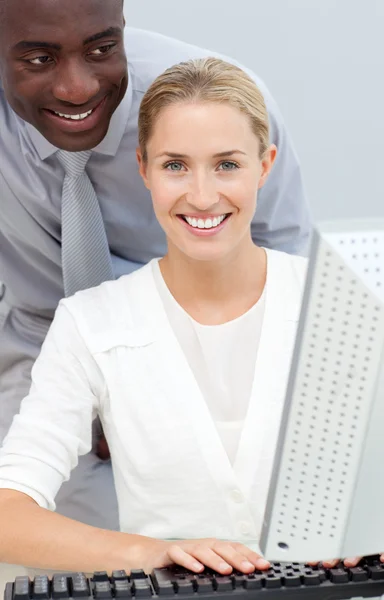 Empresário afro-americano e seu colega trabalhando em uma computação — Fotografia de Stock