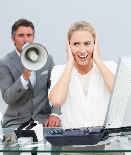 Gerente carismático gritando a través de un megáfono en su colega — Foto de Stock