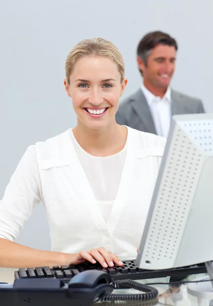 Glimlachende zakenvrouw werkt op haar computer — Stockfoto
