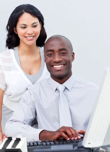 Lächelnde Geschäftsfrau und ihr Kollege am Computer — Stockfoto