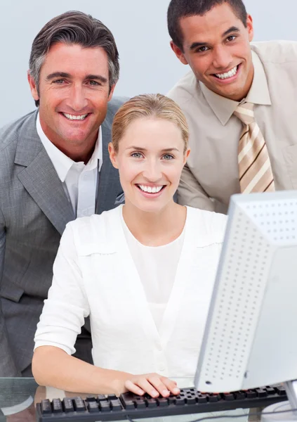 Equipe de negócios positiva trabalhando em um computador — Fotografia de Stock