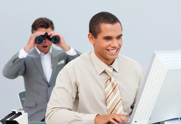 Charimastic podnikatel hledá svého kolegu počítač prostřednictvím — Stock fotografie