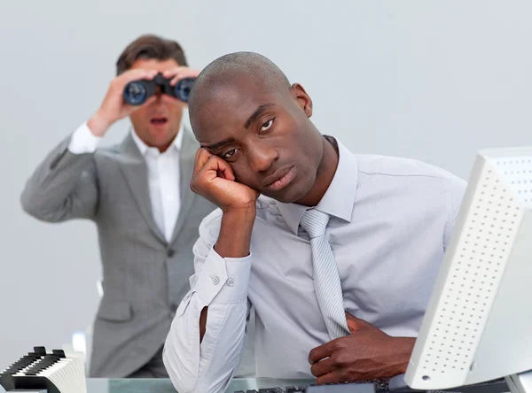 Empresario étnico aburrirse y su gerente mirando a través de — Foto de Stock