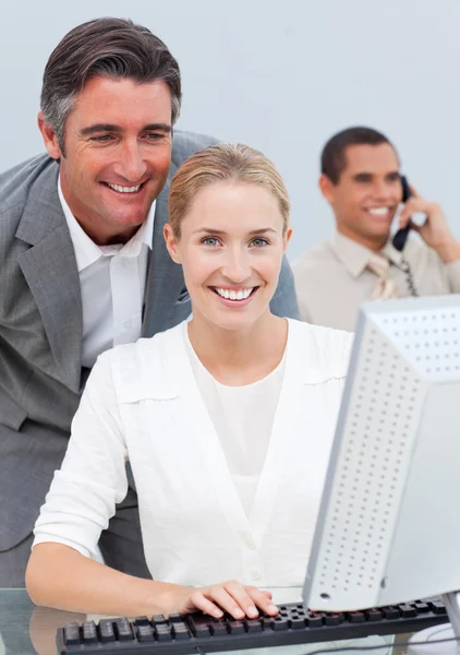 Smiling business team working in the office — Stock Photo, Image
