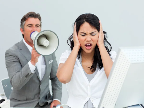 Dühös manager kiabálás keresztül egy megafon, egy kolléga EA — Stock Fotó