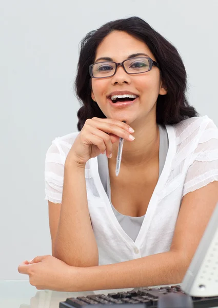 Portret van een brunette zakenvrouw dragen van een bril — Stockfoto