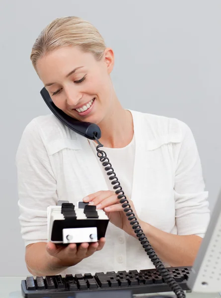 Kobieta na telefon i patrząc na właściciela indeksu — Zdjęcie stockowe