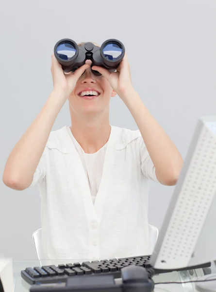 Mujer de negocios mirando a través de prismáticos en la oficina —  Fotos de Stock