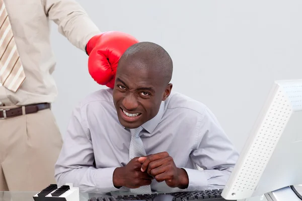 Empresário afro-americano sendo encaixotado — Fotografia de Stock