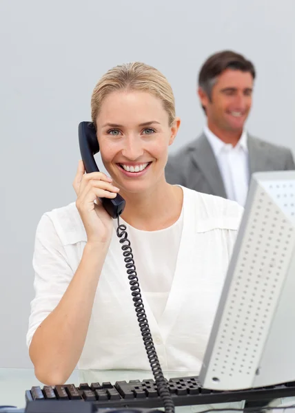 Mooie zakenvrouw praten over telefoon — Stockfoto