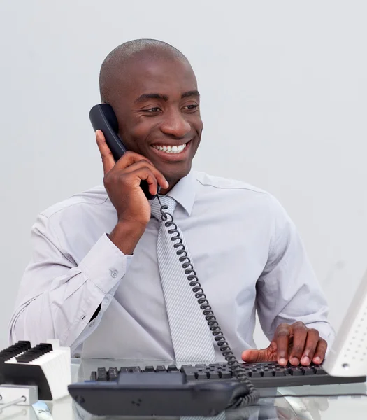 携帯電話、オフィスでアフリカ系アメリカ人の実業家 — ストック写真