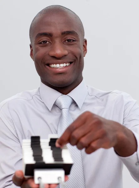Афроамериканець бізнесмен, дивлячись на індекс власника — стокове фото