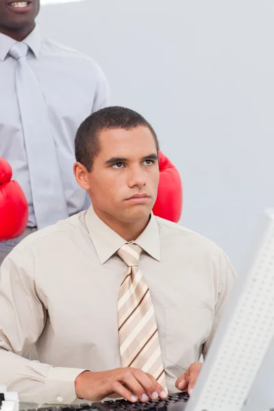 Boxear a un hombre de negocios en la oficina — Foto de Stock