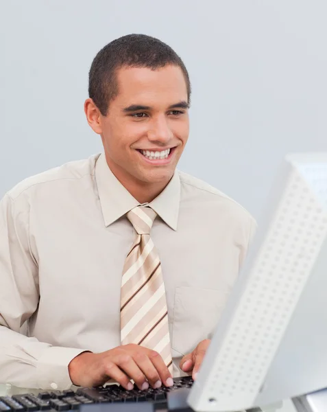 Homme d'affaires travaillant avec un ordinateur dans le bureau — Photo