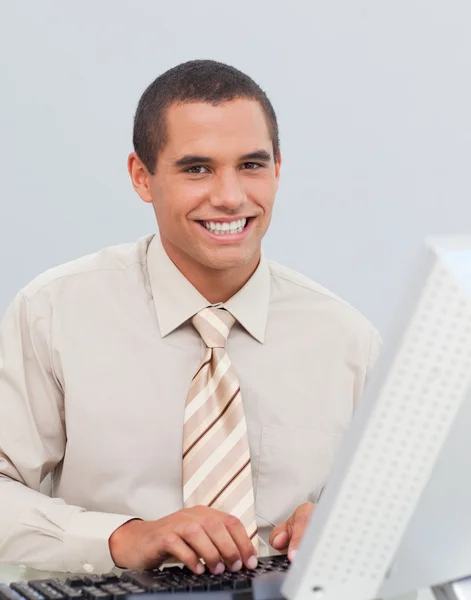 Бизнесмен, работающий с компьютером в офисе — стоковое фото