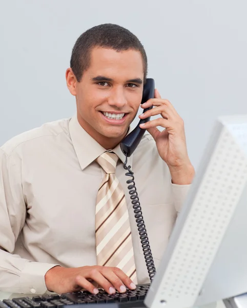 Mladý podnikatel mluví po telefonu v kanceláři — Stock fotografie