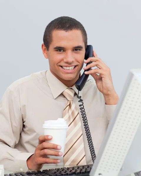 Молодой бизнесмен разговаривает по телефону в офисе — стоковое фото