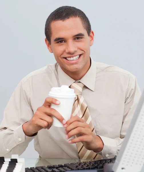 İş adamı ofiste kahve içiyor. — Stok fotoğraf