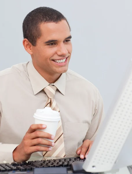 Zakenman die koffie drinkt op kantoor — Stockfoto