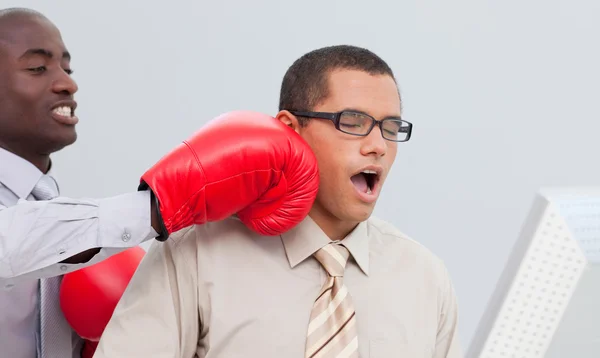 Boxear a un hombre de negocios en la oficina — Foto de Stock