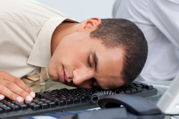 Młody biznesmen spanie na laptopie — Zdjęcie stockowe