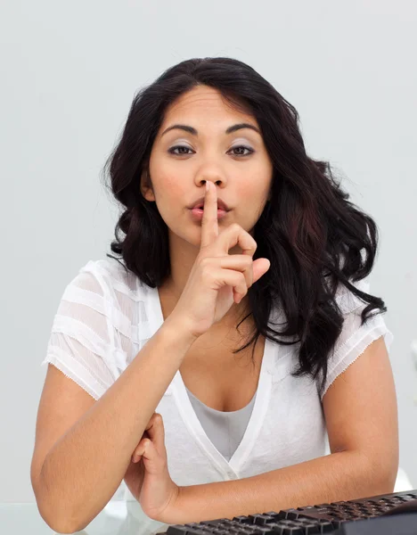 Ethnische Geschäftsfrau bittet um Schweigen im Büro — Stockfoto