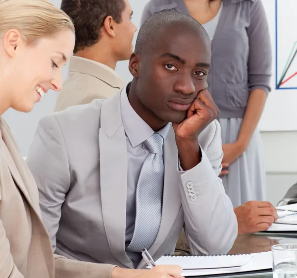 Gelangweilter Geschäftsmann in einem Meeting — Stockfoto